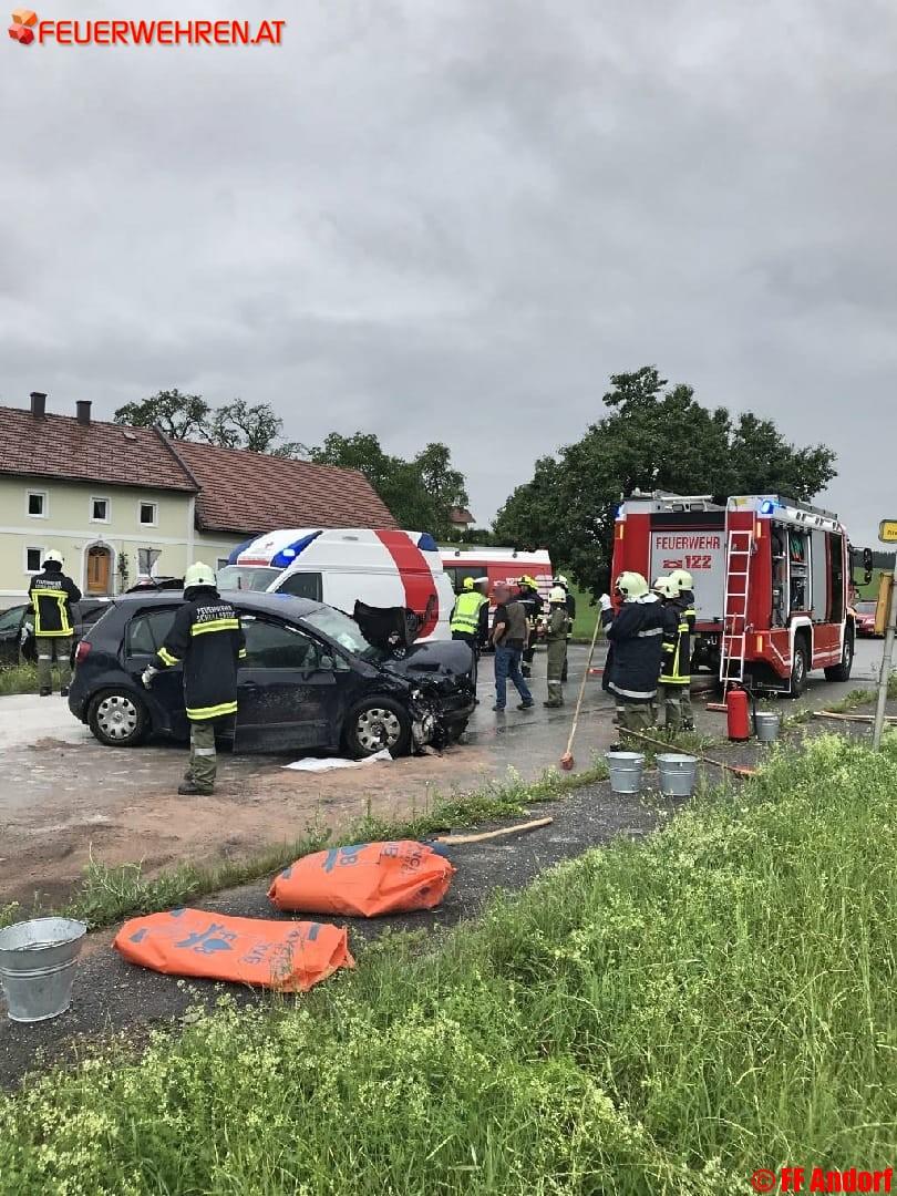FF Andorf: Verkehrsunfall mit eingeklemmter Person
