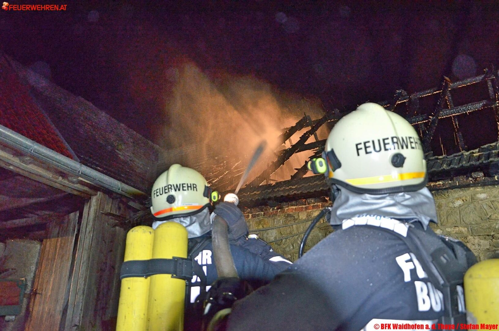 BFK Waidhofen a.d.Thaya: Großbrand und schwerer Verkehrsunfall