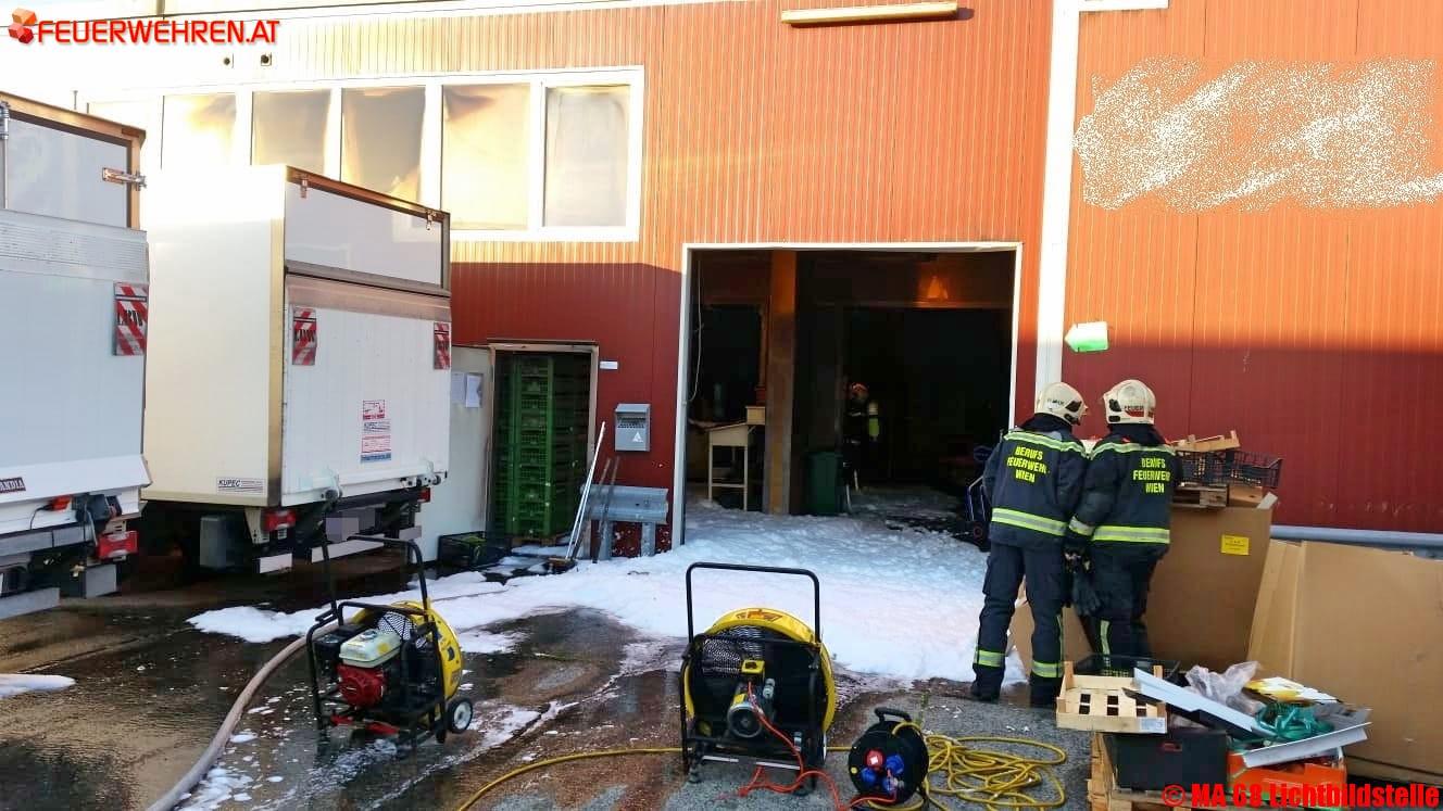 BF Wien: Brand einer Lagerhalle