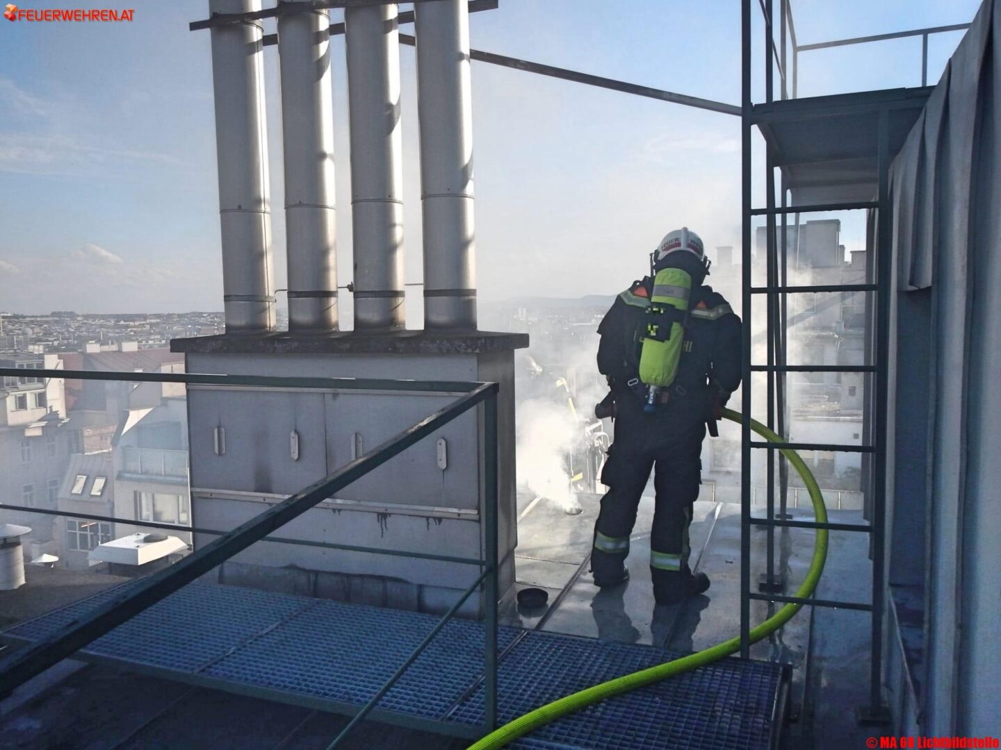 BF Wien: Dachbrand in Wien-Mariahilf