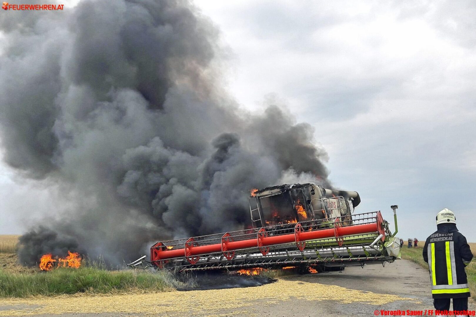 BFK Waidhofen a.d.Thaya: Mähdrescherbrand in Tschechien