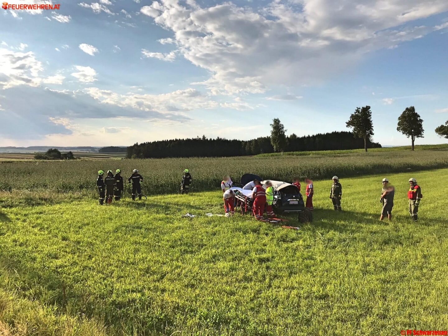 FF Schwarzenau: Schwerer Verkehrsunfall auf der LB 2