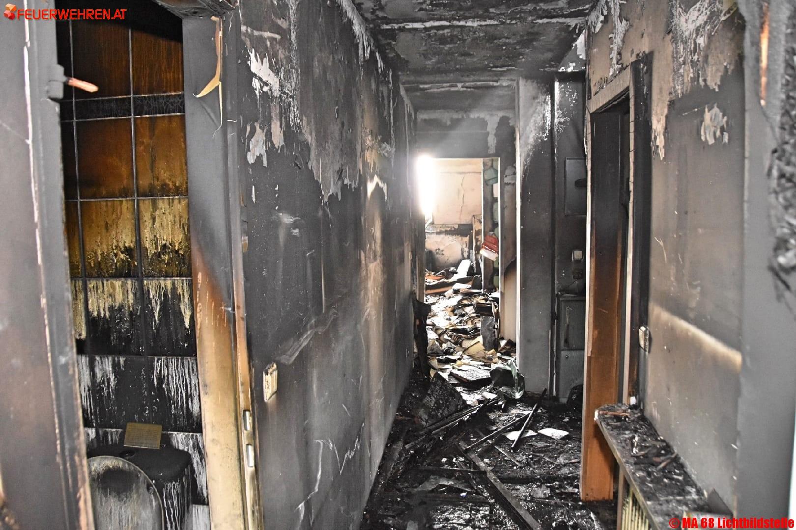 BF Wien: Verletzte Person bei Zimmerbrand