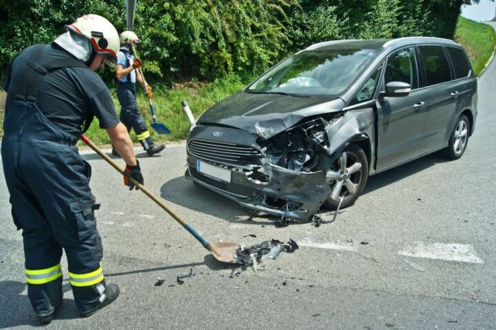 Buskollison bei Abbiegevorgang