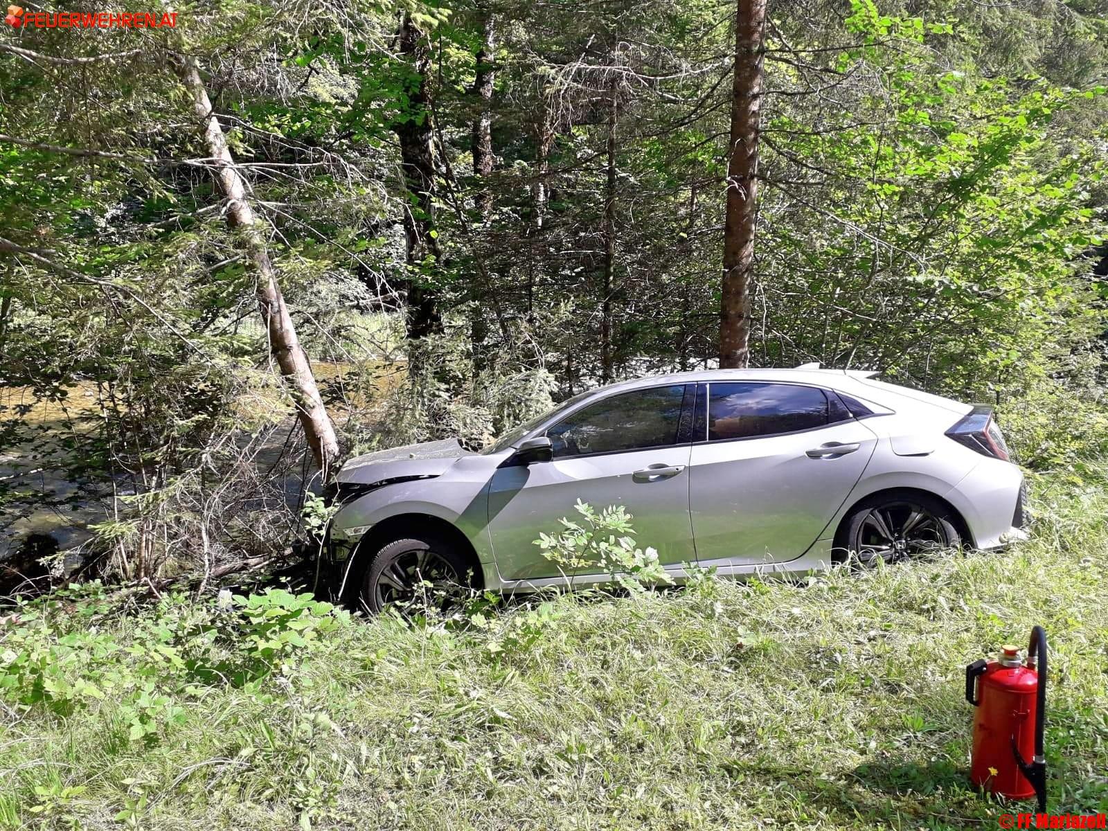 FF Mariazell: Fahrzeugbergung auf der Hochschwab Straße 1 FF Mariazell