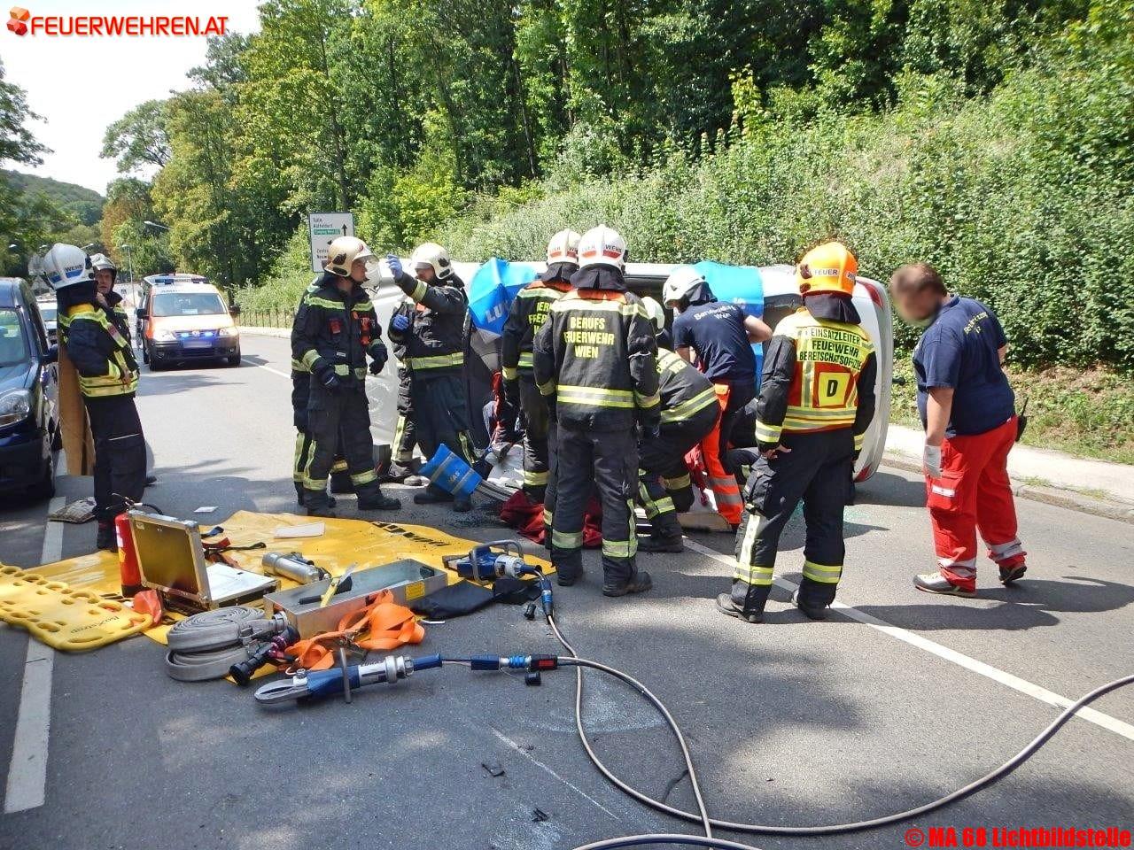 BF Wien: Rettungsaktion eines Pkw-Lenkers