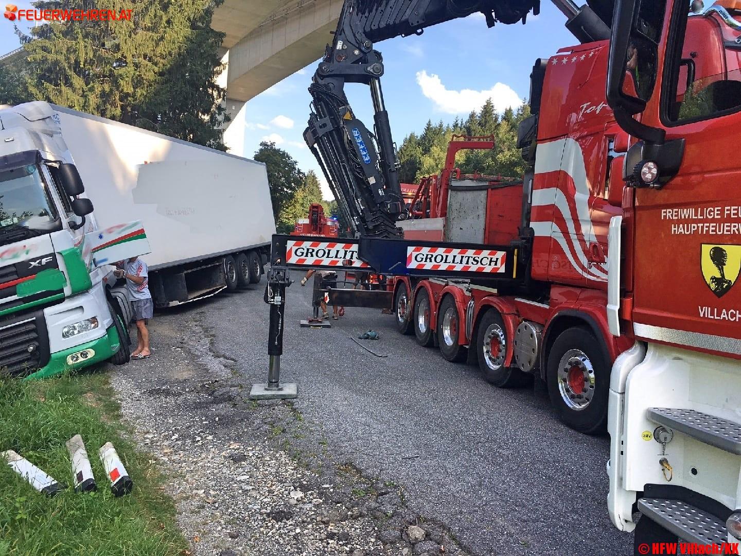 HFW Villach: Feuerwehr verhindert LKW Absturz