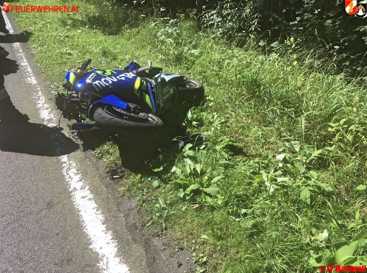 FF Mariazell: Motorrad prallt gegen Pkw