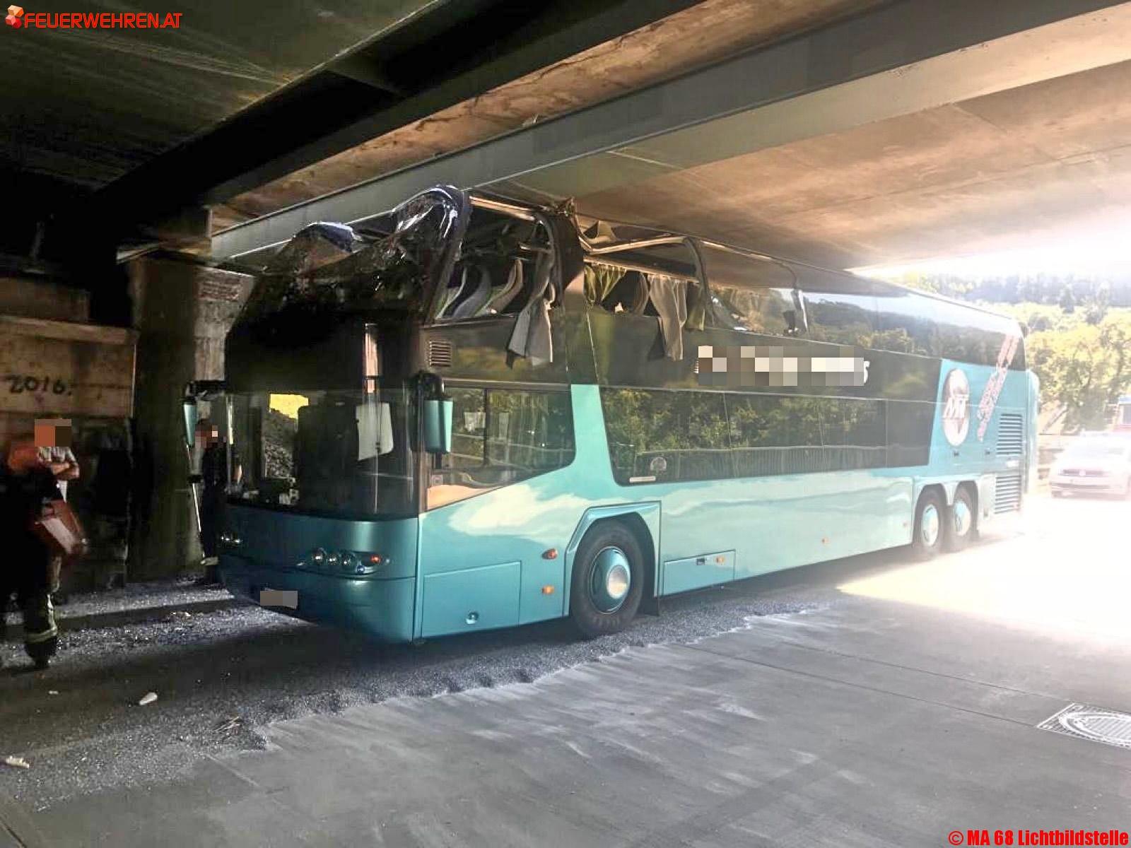 BF Wien: Busunfall in Wien-Penzing