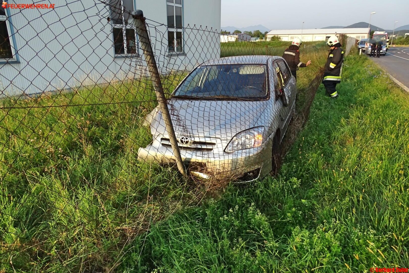 Ternitz: Auto fuhr durch Zaun