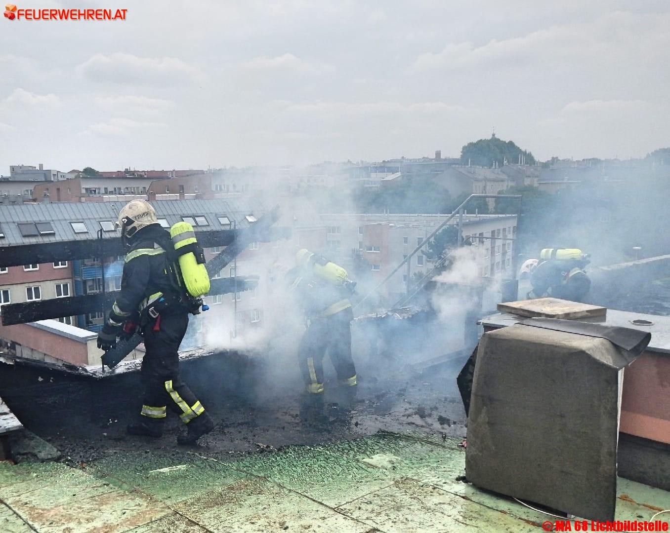 BF Wien: Dachbrand in Wien-Favoriten