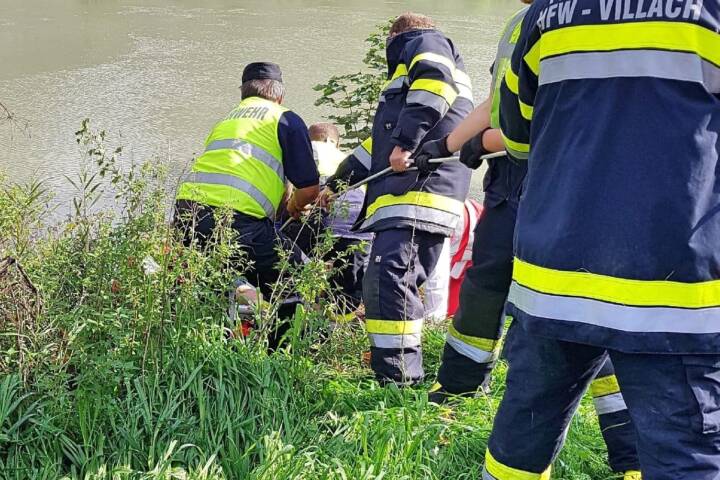 HFW Villach: Personenbergung am Radweg der Drau