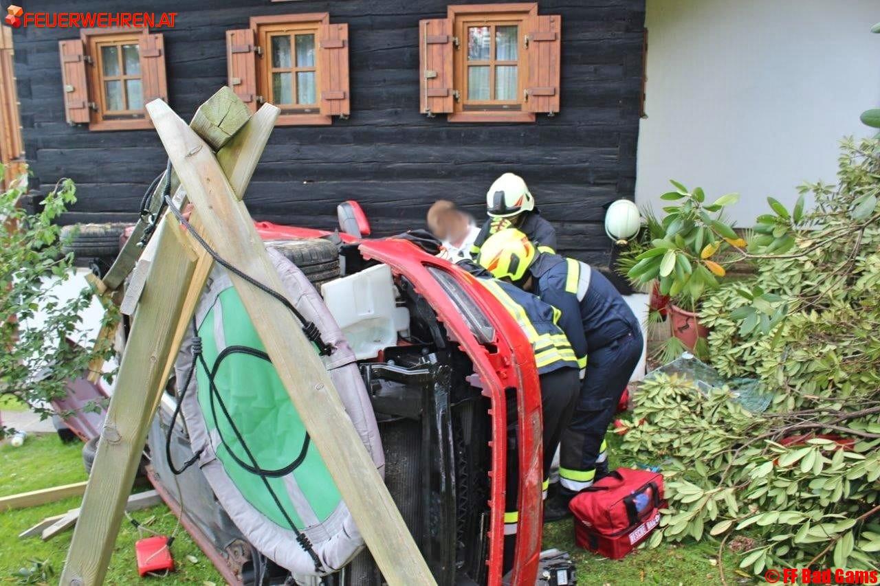 BFVDL: Verkehrsunfall Auto gegen Haus