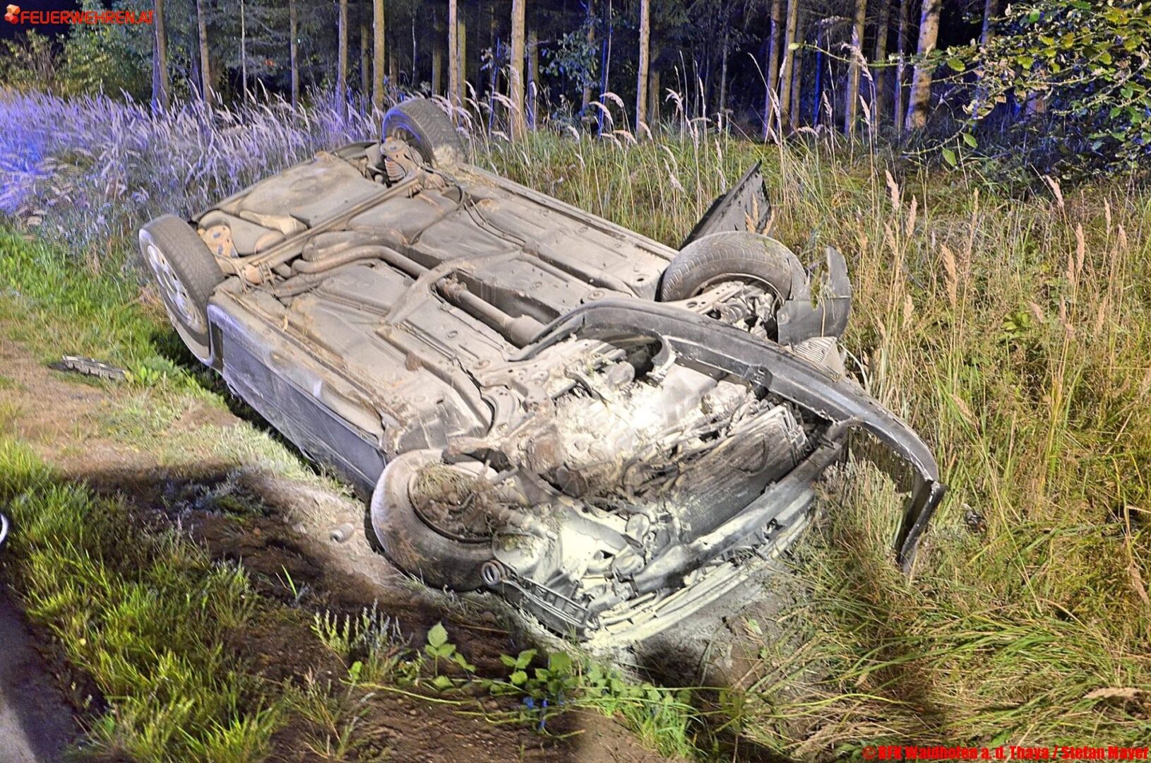 BFK Waidhofen a.d.Thaya: Fahrzeugüberschlag bei Eschenau