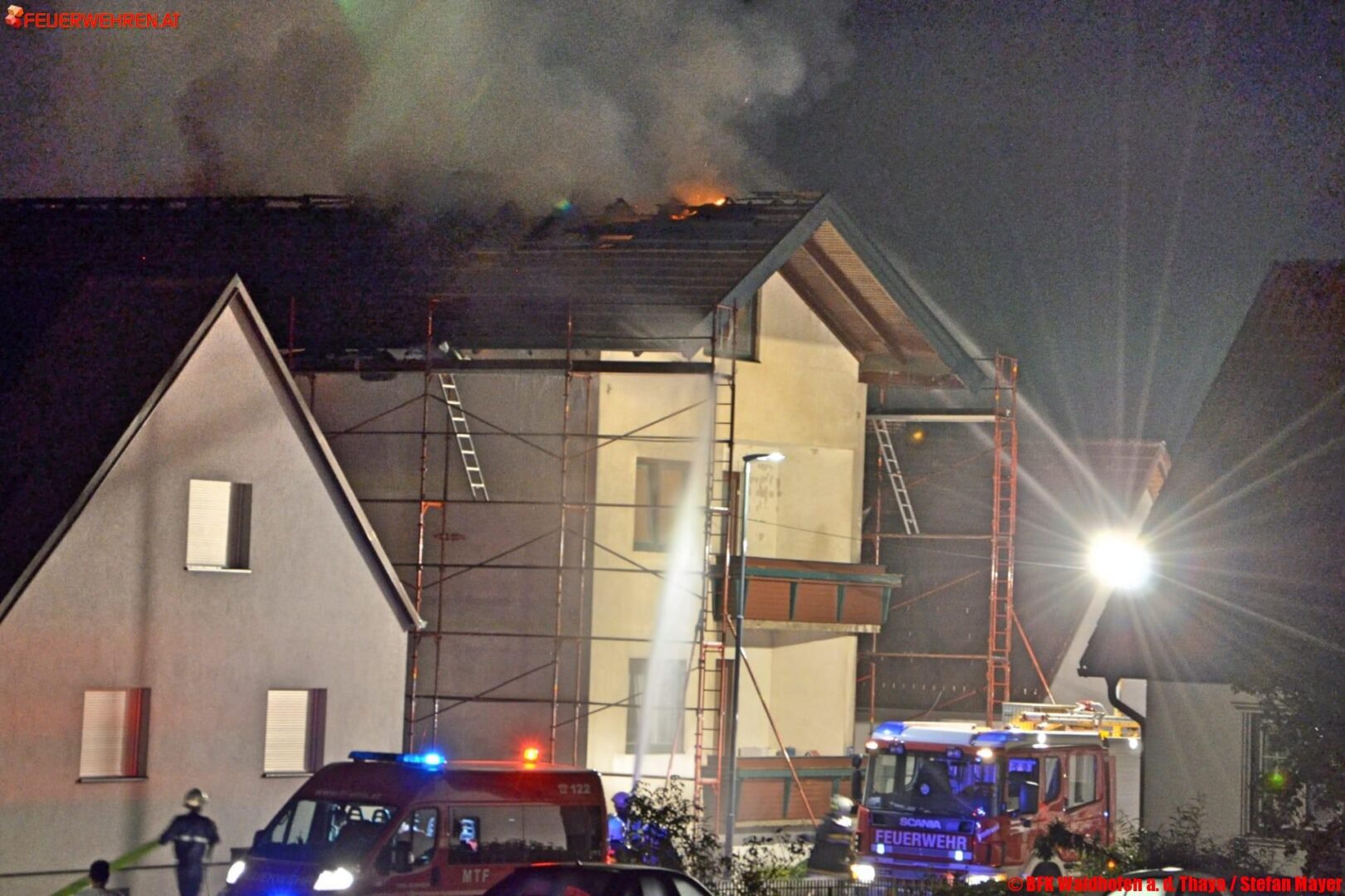 BFK Waidhofen a.d.Thaya: Dachstuhlbrand in Vitis