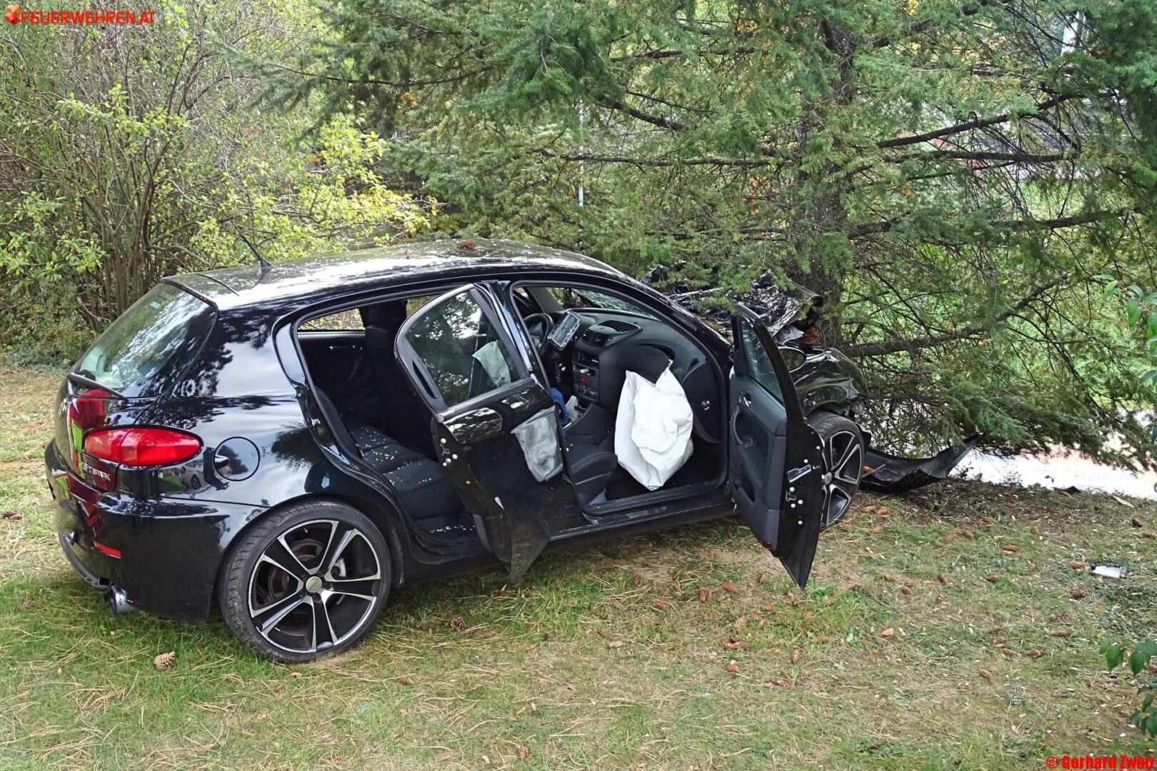 Bezirk Neunkirchen/Pottschach: PKW krachte gegen Baum