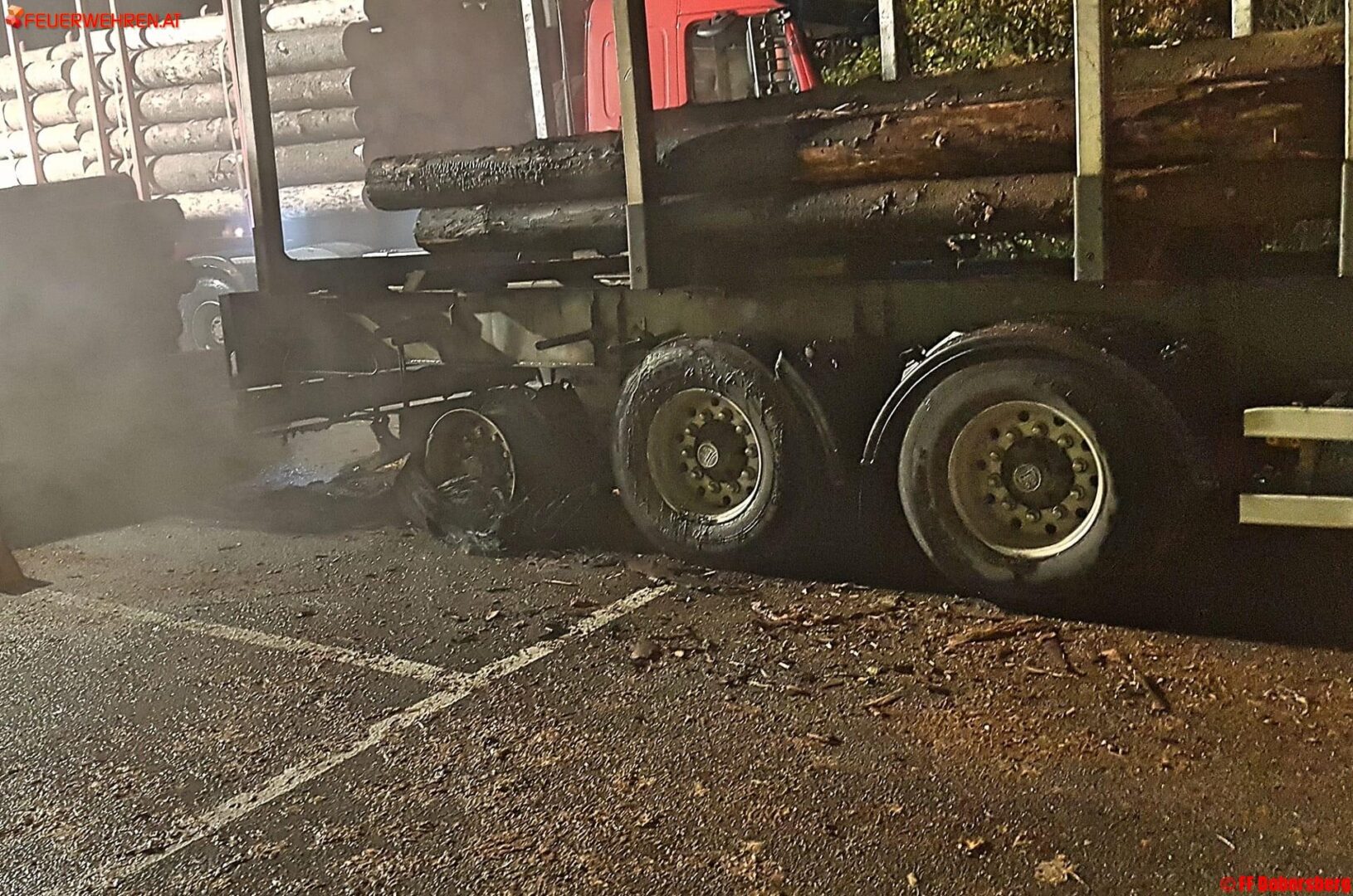 BFK Waidhofen/Thaya: Brand eines beladenen Holztansporter