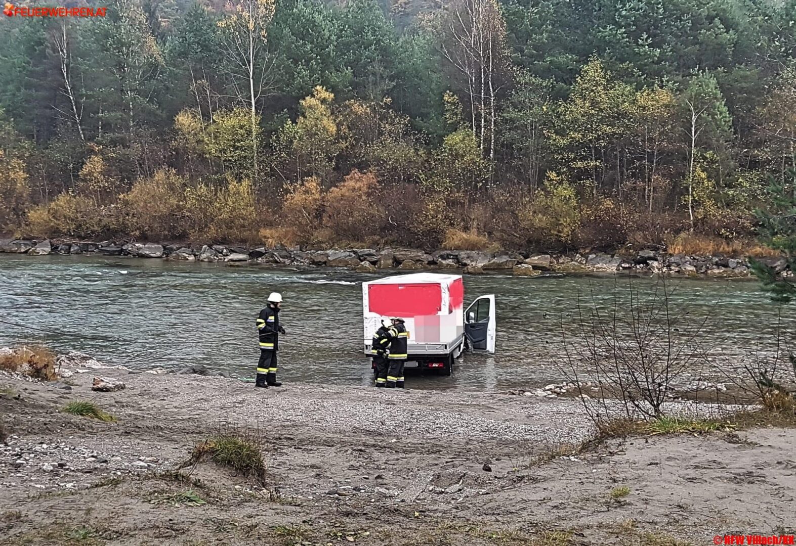 HFW Villach: KFZ Bergung aus dem Gailfluss