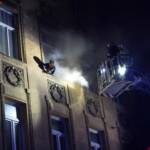 BF Wien: Wohnungsvollbrand – Menschenrettung mit Drehleiter