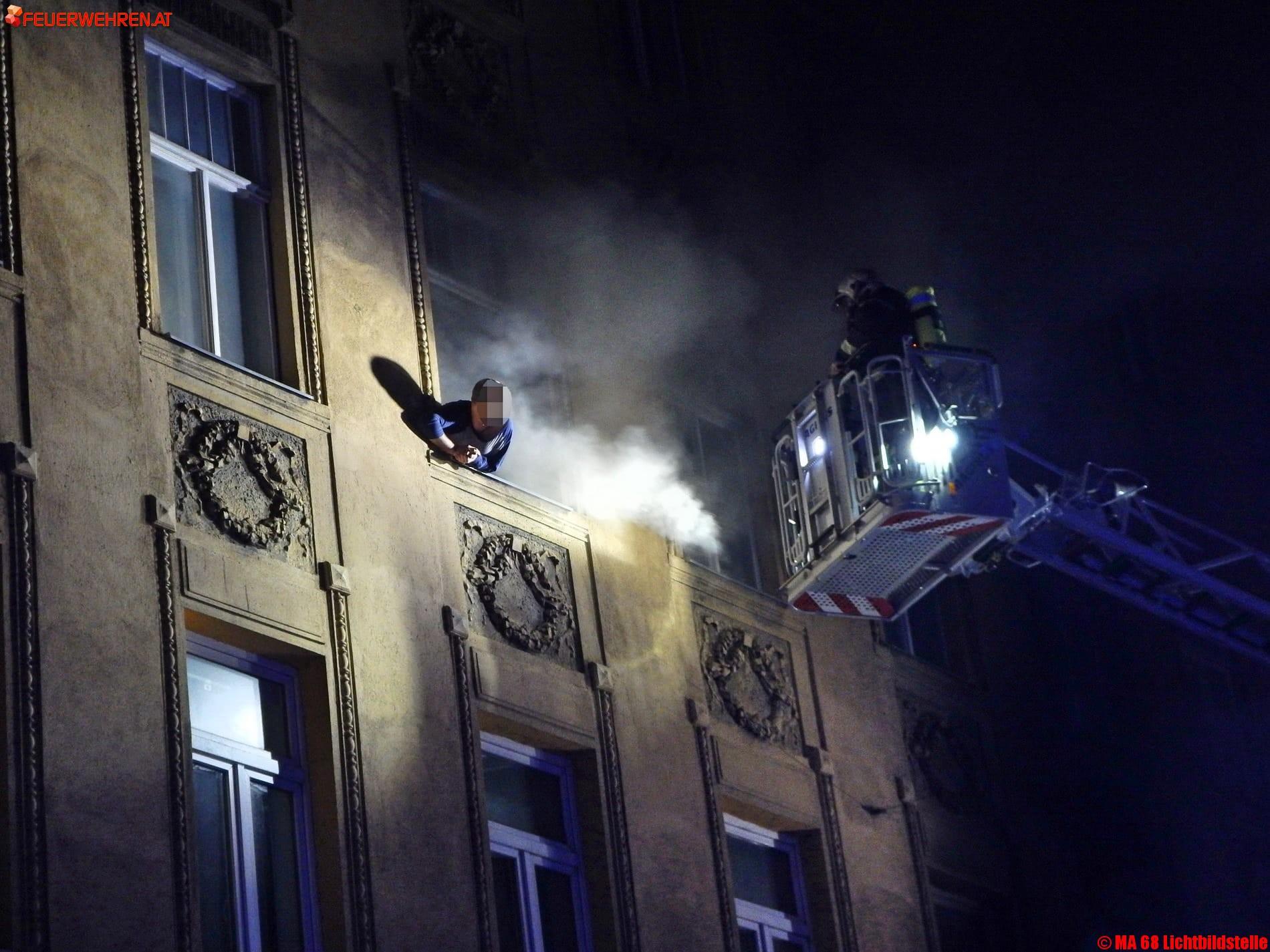 BF Wien: Wohnungsvollbrand – Menschenrettung mit Drehleiter