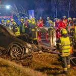 BFK Krems: Menschenrettung nach schwerem VU auf der B-34