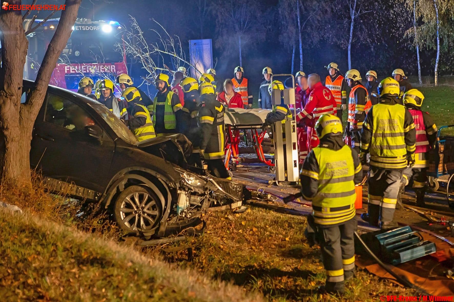 BFK Krems: Menschenrettung nach schwerem VU auf der B-34