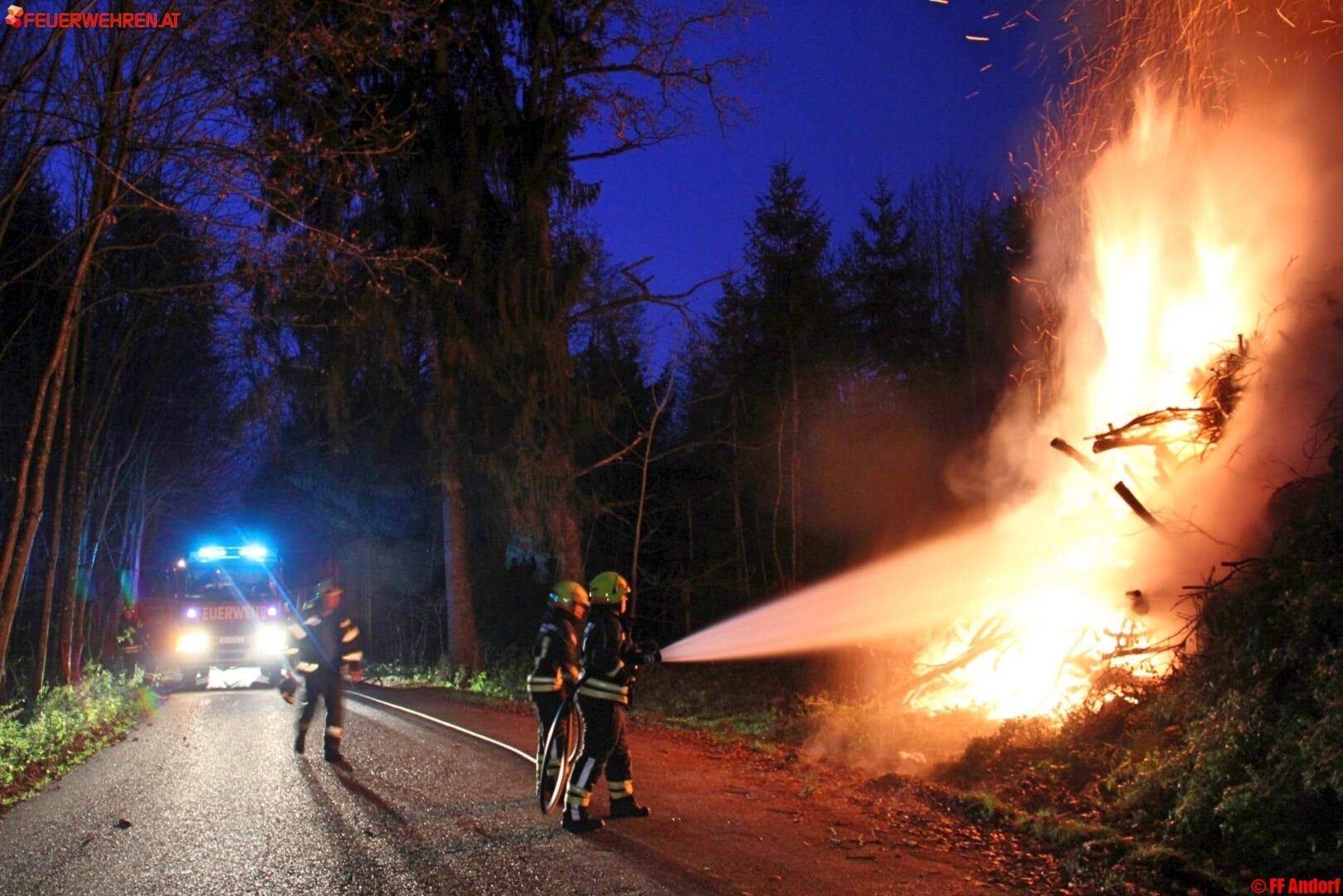 FF Andorf: Holzstoßbrand in Schärdingerau/An der Fernstraße