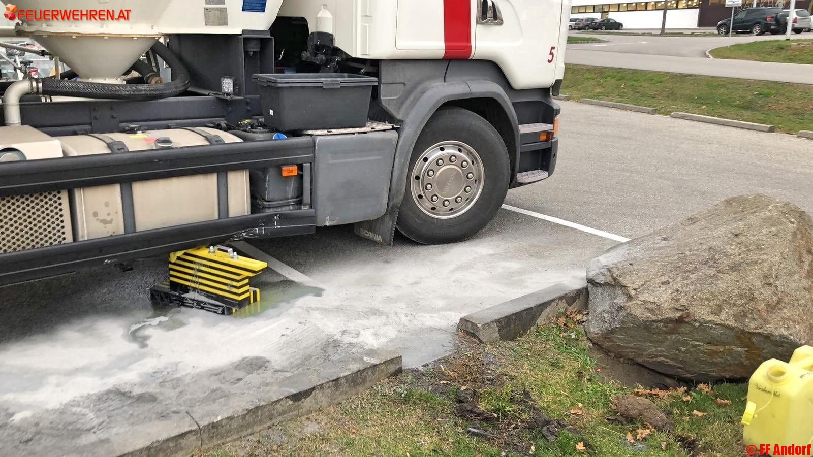 FF Andorf: Ölspur im Einkaufszentrum