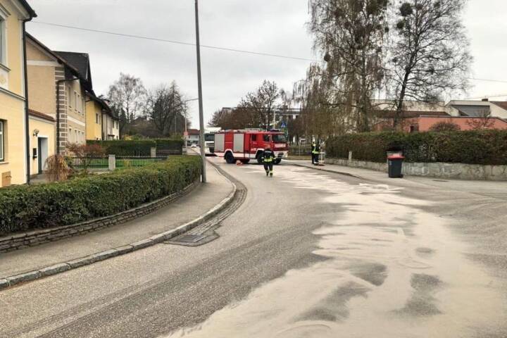 FF Andorf: Ölspur im Ortskern nach Verkehrsunfall
