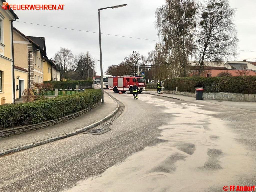 FF Andorf: Ölspur im Ortskern nach Verkehrsunfall