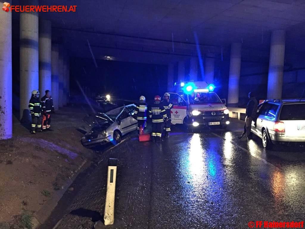FF Hainersdorf: Verkehrsunfall – Auto auf dem Dach