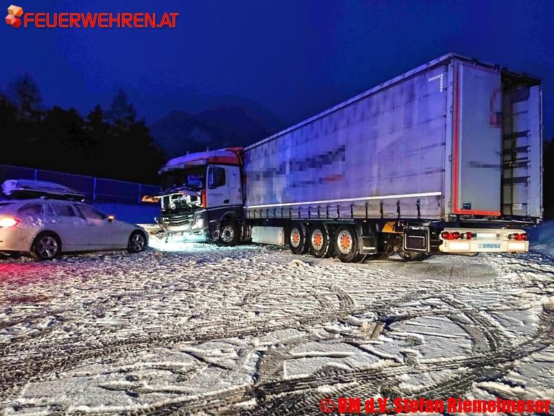 BFV Leoben: LKW stand auf der A9 bei Mautern quer