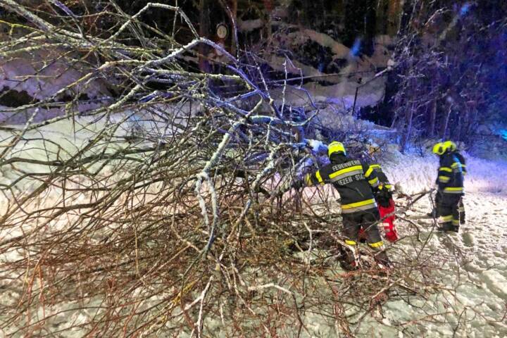 BFV Liezen: Anhaltender Schneefall fordert Einsatzkräfte