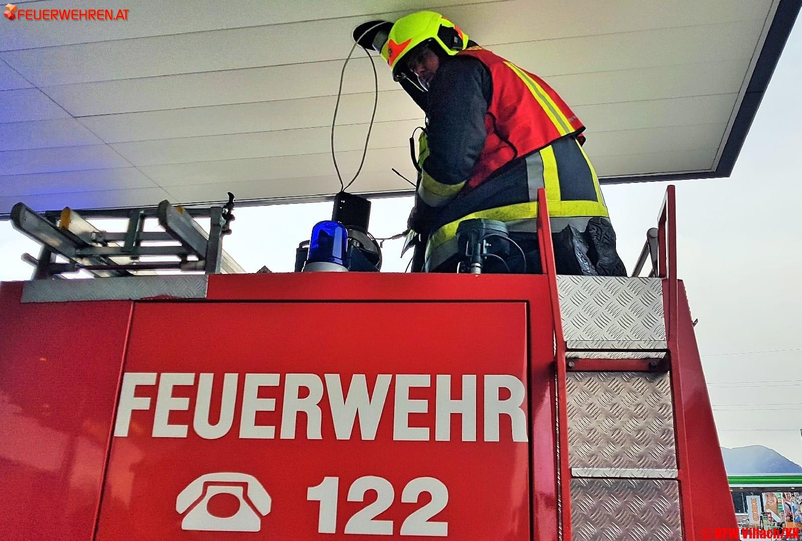 HFW Villach: Deckenleuchtenbrand in Gewerbebetrieb
