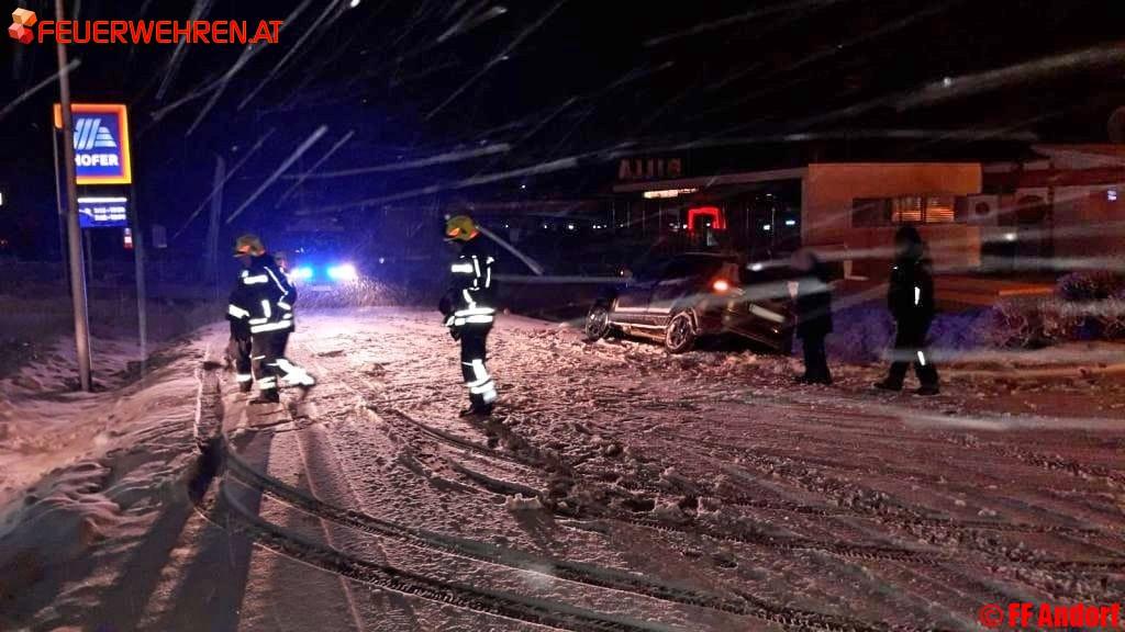 FF Andorf: Fahrzeugbergung nach Verkehrsunfall im EKZ