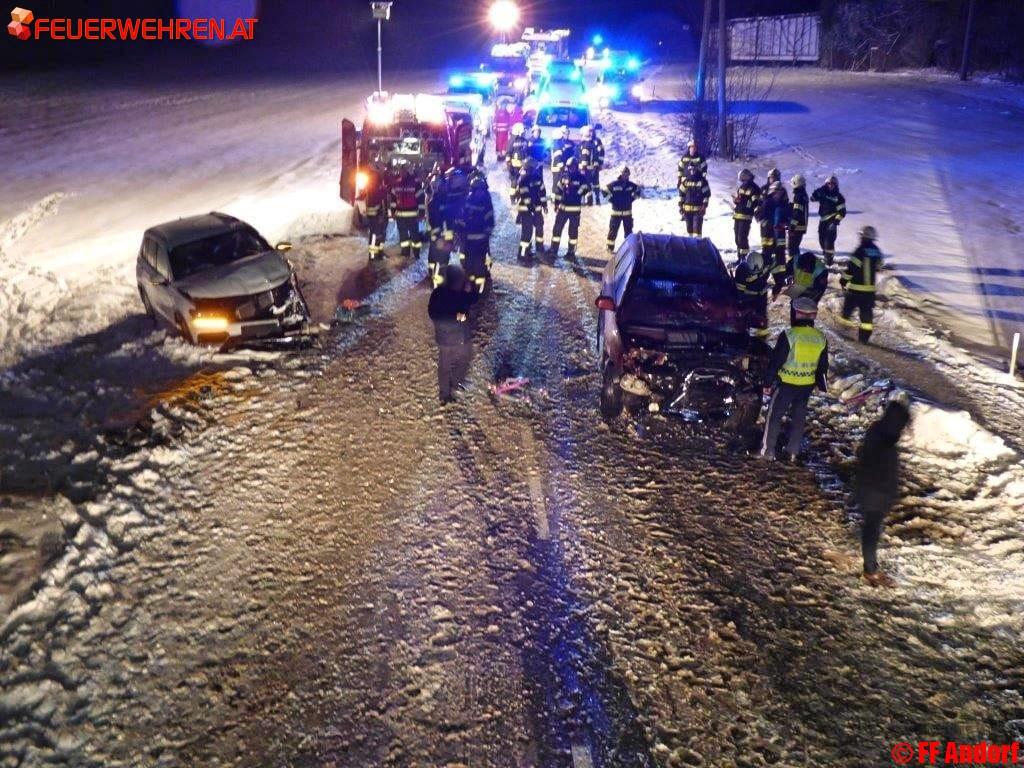 FF Andorf: Schwerer Verkehrsunfall mit sechs Verletzten