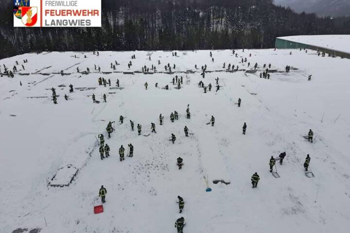 FF Langwies: Hallendach von 24.000 m3 Schnee befreit