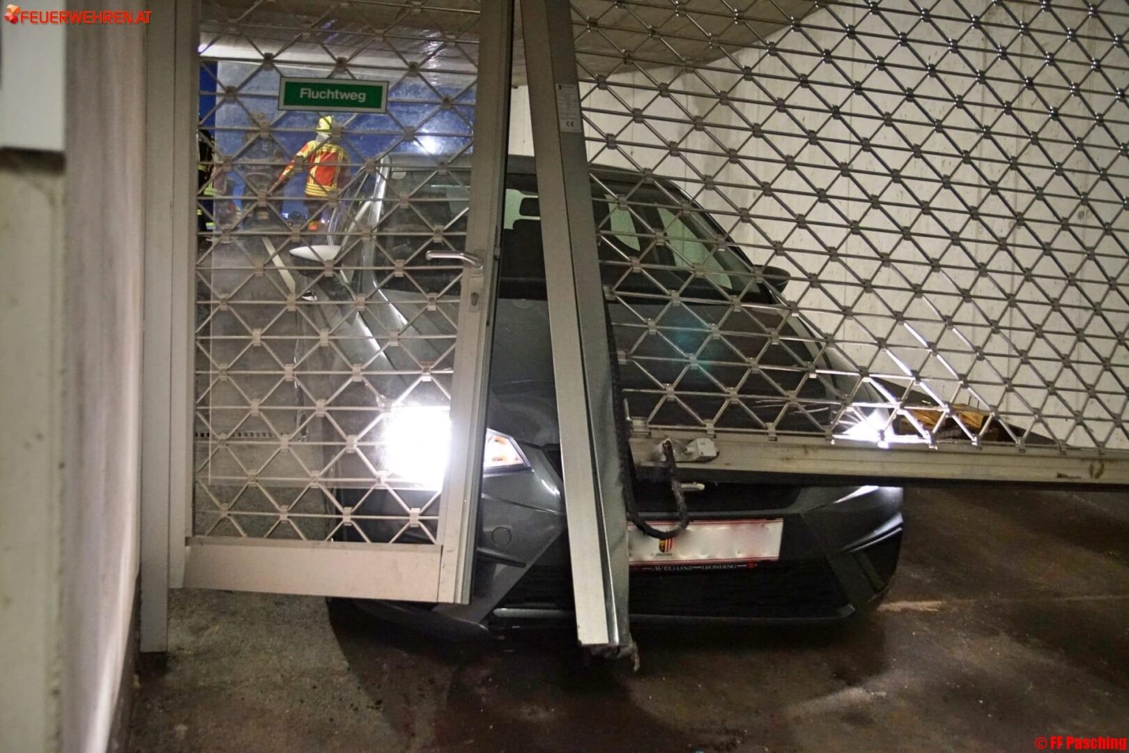 FF Pasching: Person in Tiefgarage eingeklemmt