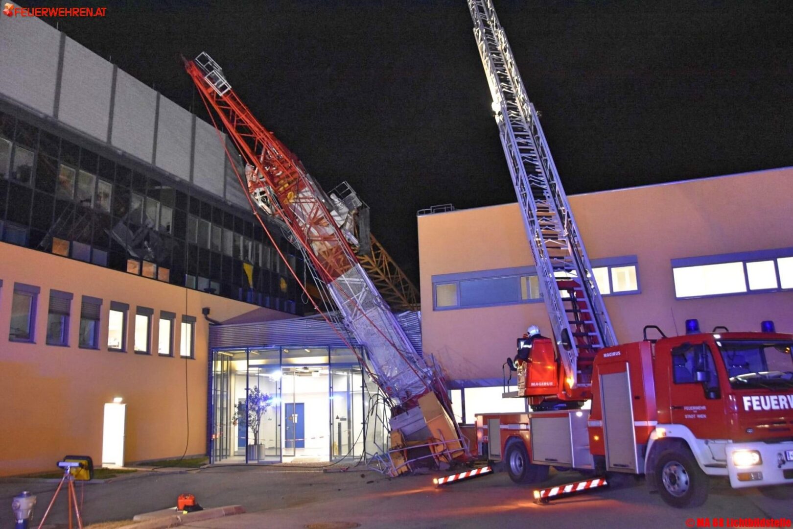 BF Wien: Zwei Kräne umgestürzt