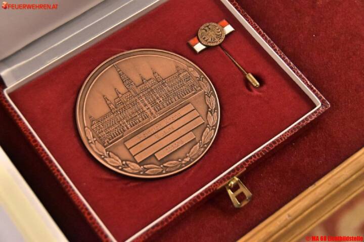 BF Wien: Ehrung von 1. HBM i.R. Heinrich Krenn