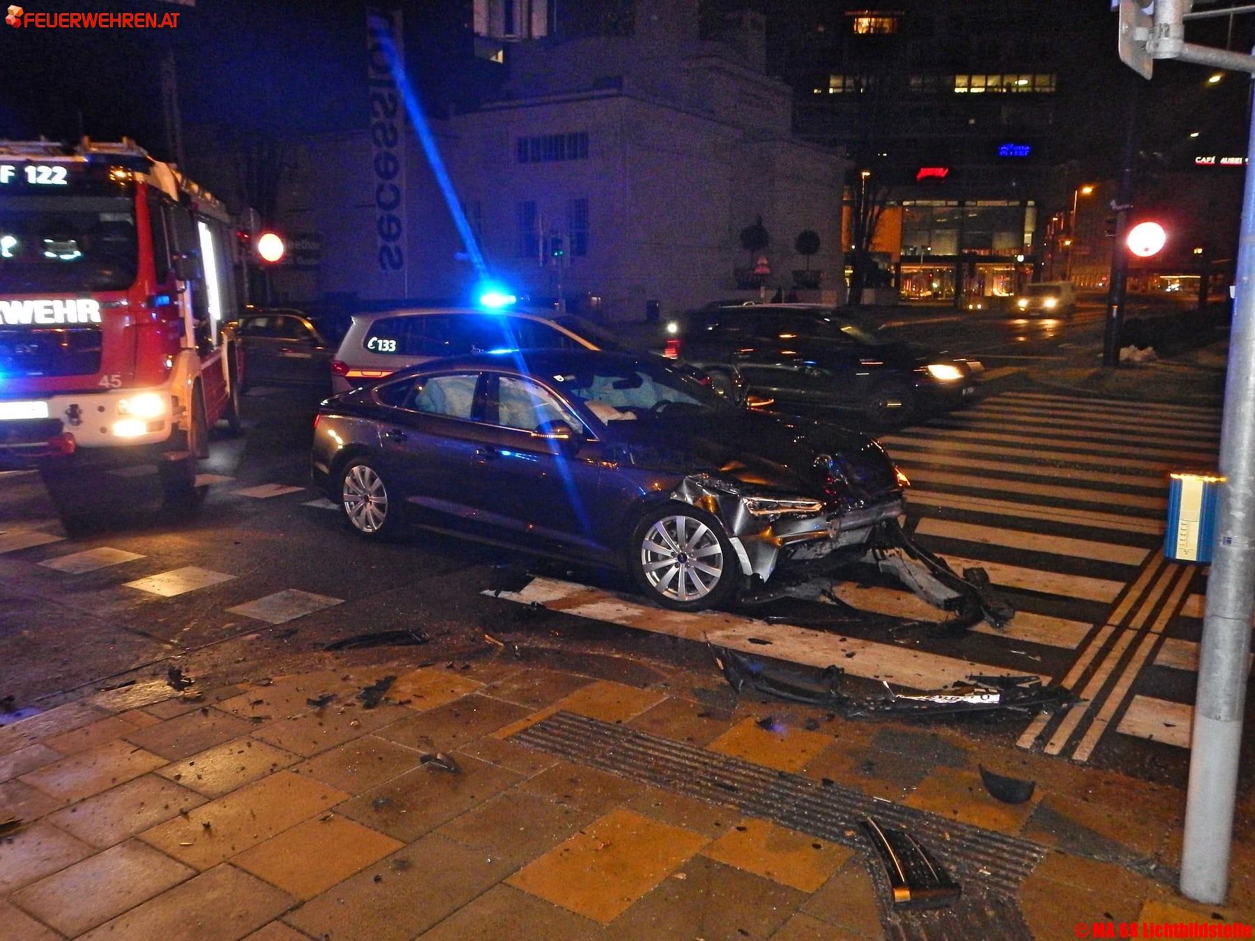 BF Wien: Verkehrsunfall – Lenkerin eingeklemmt