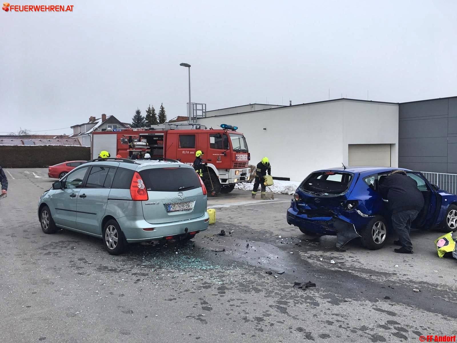 FF Andorf: Verkehrsunfall auf dem Parkplatz des EKZ