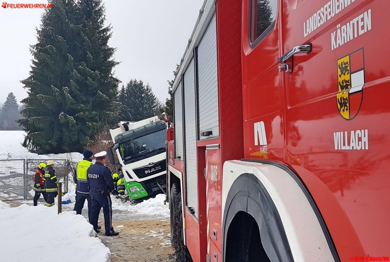 HFW Villach: Müllwagenbergung durch Feuerwehr