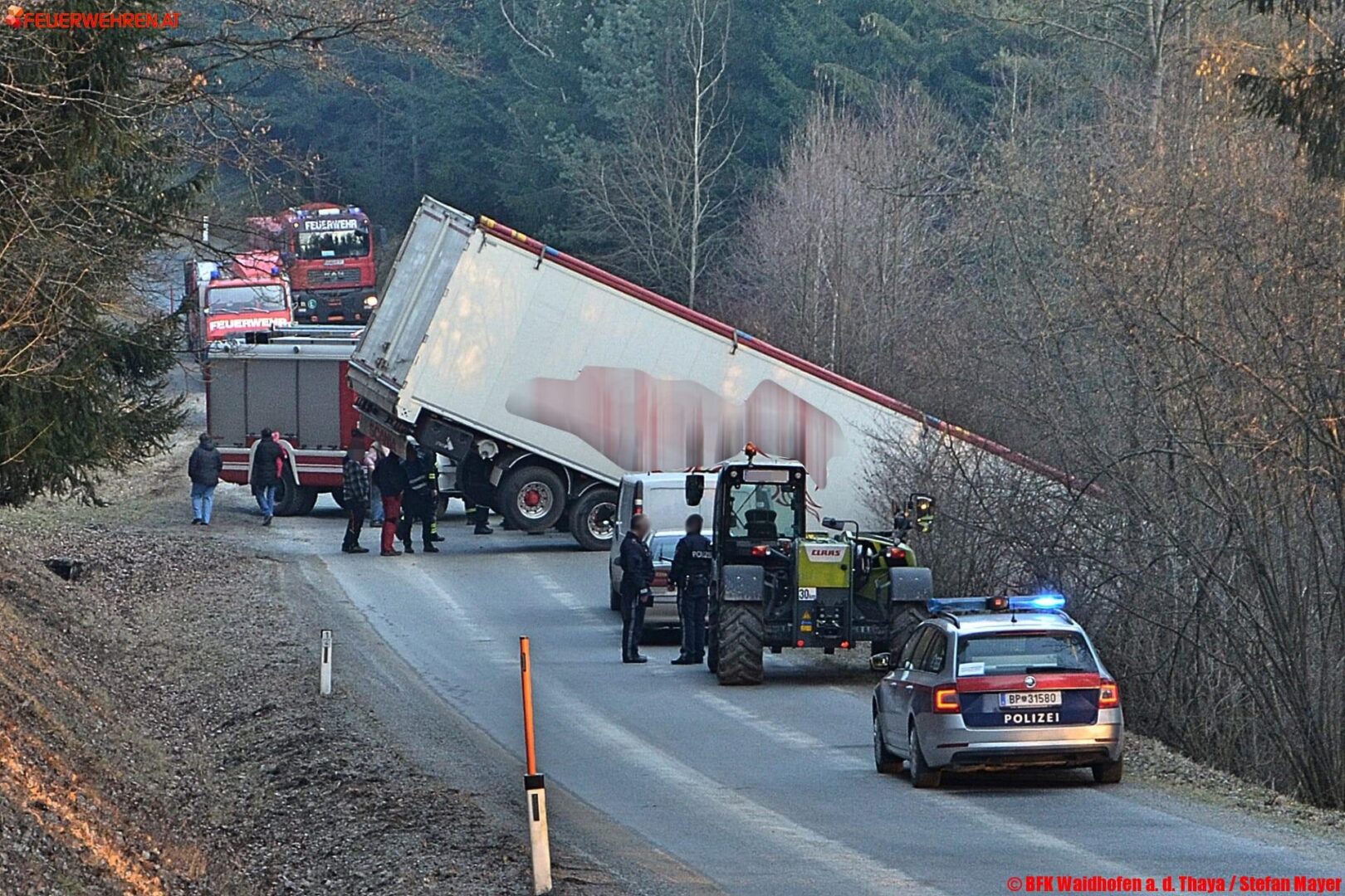 BFK Waidhofen/Thaya: Aufwändige LKW Bergung in Liebnitz