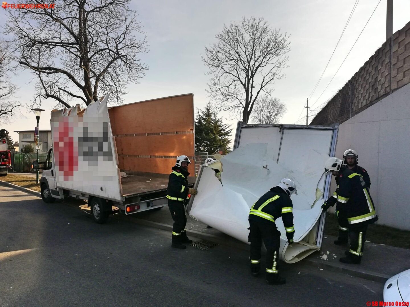 FF Brunn am Gebirge: Lieferwagen rammt Bahnunterführung