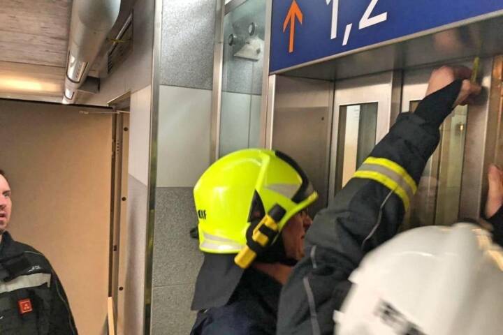 FF Andorf: Personenrettung aus Lift am Bahnhof