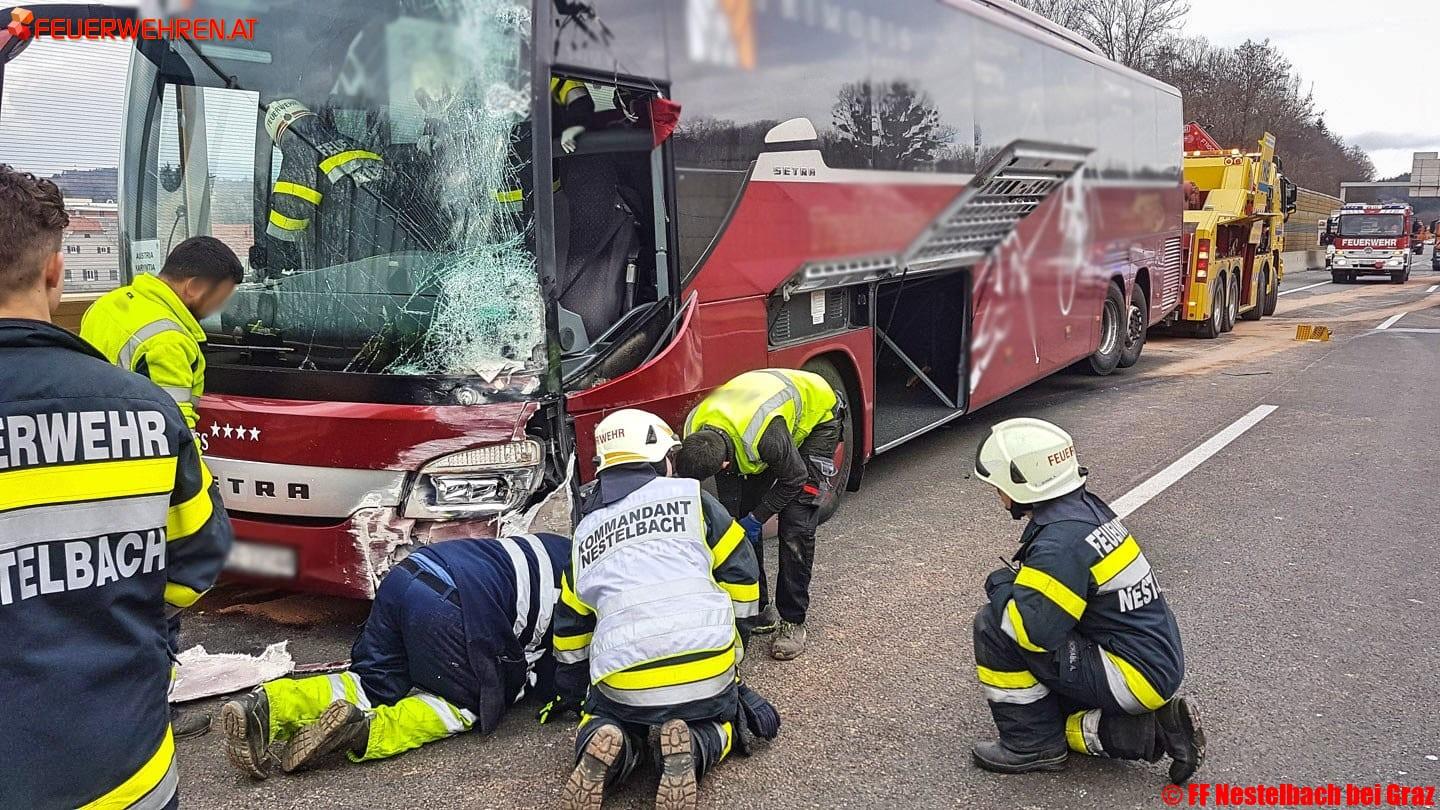 FF Nestelbach: Busunfall auf der A2 Südautobahn