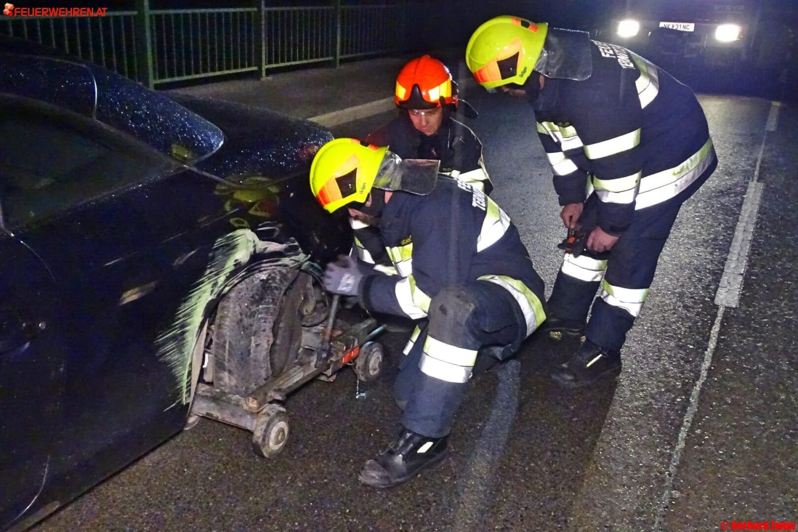 Personenkraftwagen krachte gegen Brückengeländer