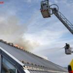 BF Wien: Großaufgebot bekämpft Dachbrand am Donauzentrum