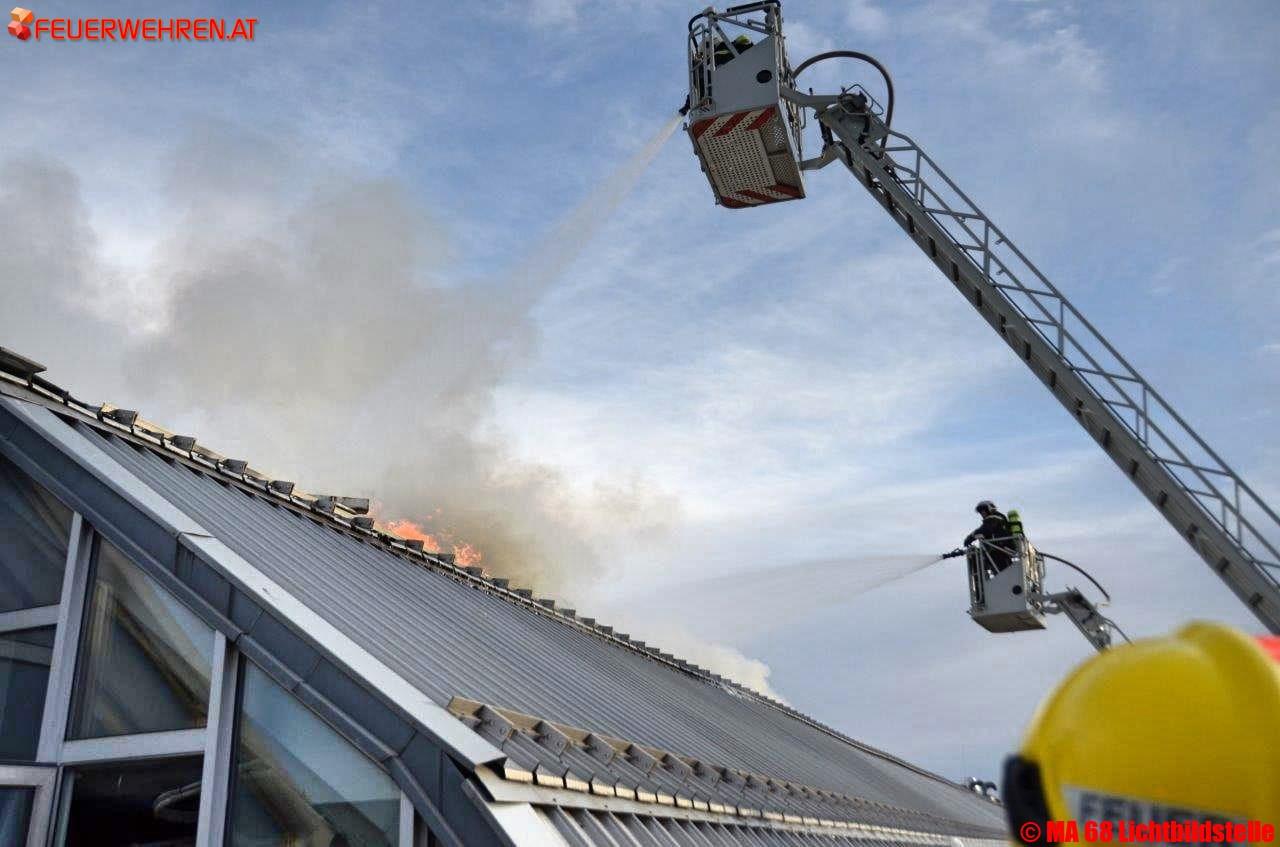 BF Wien: Großaufgebot bekämpft Dachbrand am Donauzentrum